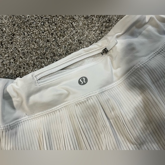 Lululemon White Golf Skirt size 6, with shorts and pockets. - Picture 2 of 10